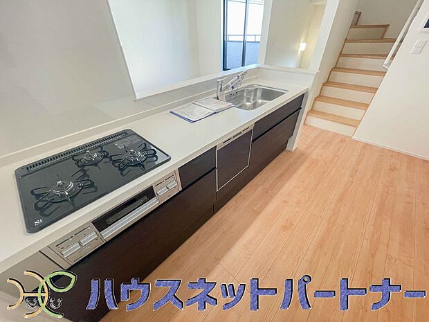 三口コンロで料理の幅を拡げてくれる使いやすいシステムキッチンを採用。洗い場も大きいので野菜や食器を洗ったりする際にも捗り、奥様の強い味方となってくれるはずです。