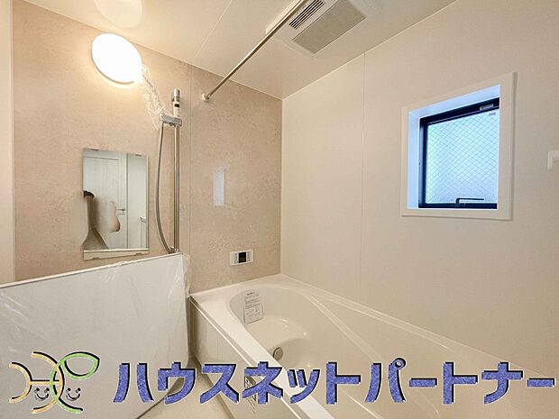 高級感溢れるカラーと大きさ・柔らかな曲線で構成された半身浴も楽しめるバスタブが心地よさをもたらします。窓もあるので換気もしっかりできますね。