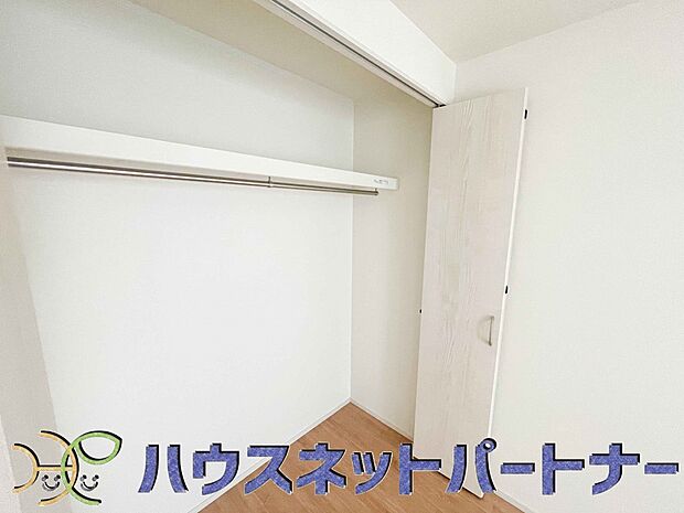 壁面クローゼットのメリットは、衣類が横一列に並ぶためひと目で洋服が選びやすいこと。衣類をたくさんお持ちの方も、限られたスペース内に無理なく収納することができます。