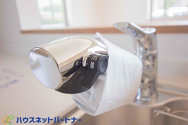 一つの蛇口で「原水（水道水）」「シャワー」「浄水」を切り替えられる、浄水器を内蔵した混合水栓です。浄水は、水栓本体の首部分に付属のカートリッジをセットして使用します。