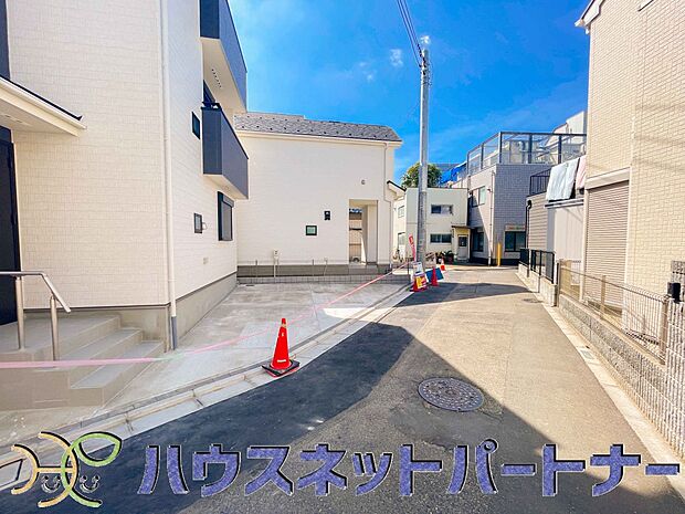 前面道路の日当たりの良い明るいお家。