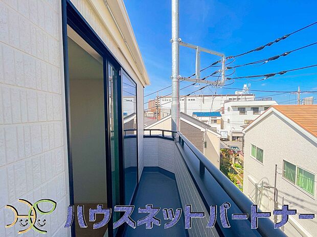 洗濯物を干したり、布団を干したり、ゴミを一時保管したり…