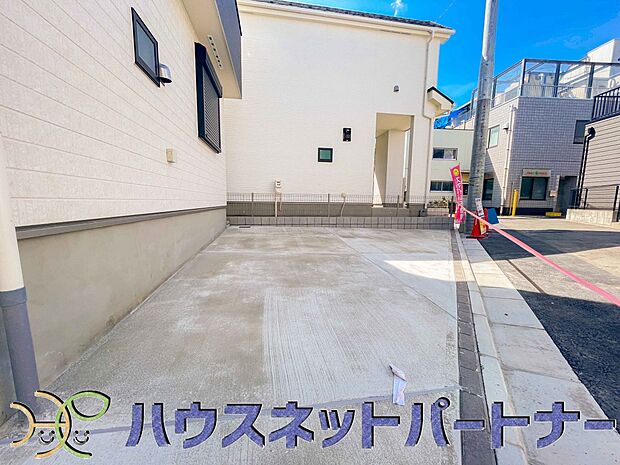 戸建ての購入を検討することになったきっかけに「駐車場を持てること」を挙げる方が多くいらっしゃいます。駐車場代金を支払続ける必要がないことは、駐車場付き戸建を持つ最大のメリットです。