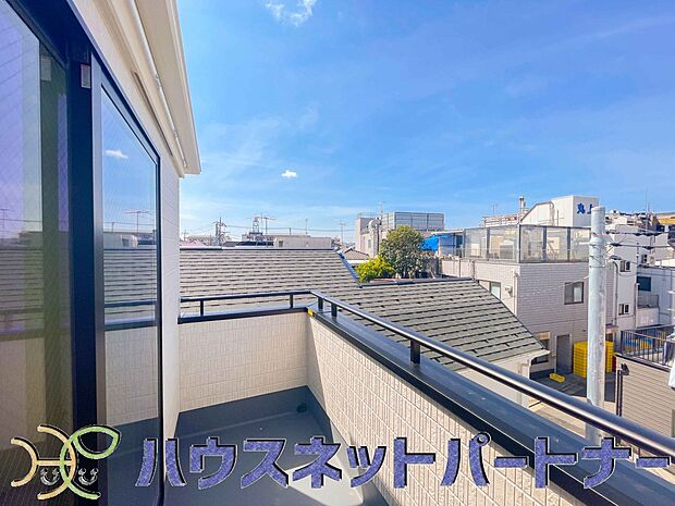 周辺は高い建物が無く、解放感が感じられます。