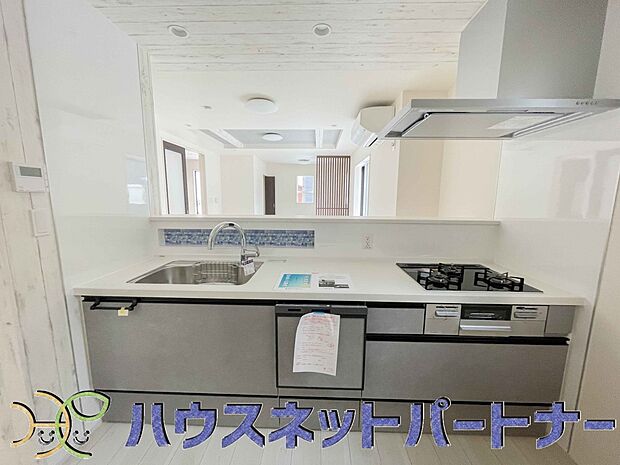 人工大理石のワークトップやシンクは、水を流しただけできれいになったように見えます。白いキッチンは明るく清潔感があり、とっても素敵です。