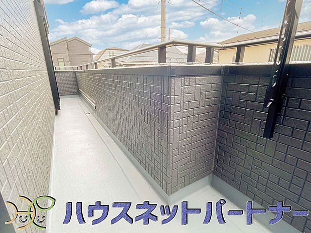 青い空が近くに感じるバルコニーは、爽やかな風をお部屋へ運んでくれます。