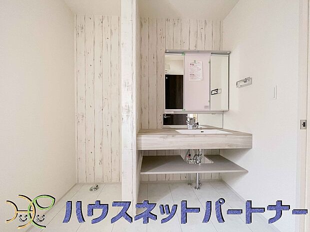 広い脱衣所、洗面台も大きなサイズを設置。建売では見ない広さと解放感。