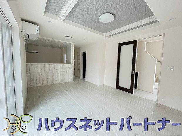 リビングは、食事スペースと寛げる場所設けてもまだ余裕の広さ。明るい光が照らしてくれます。