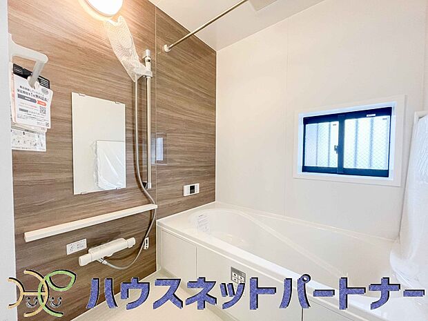 窓がある浴室は心地よいバスタイムを演出してくれます。早起きした日は朝風呂で一日の始まりです。