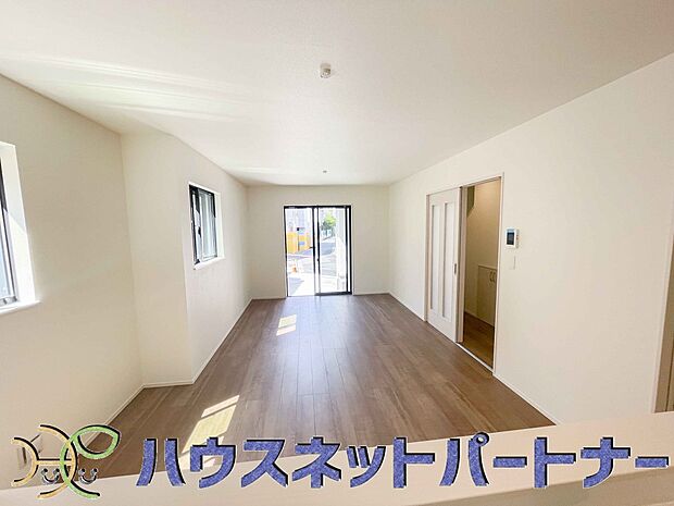 リビングは、食事スペースと寛げる場所設けてもまだ余裕の広さ。明るい光が照らしてくれます。