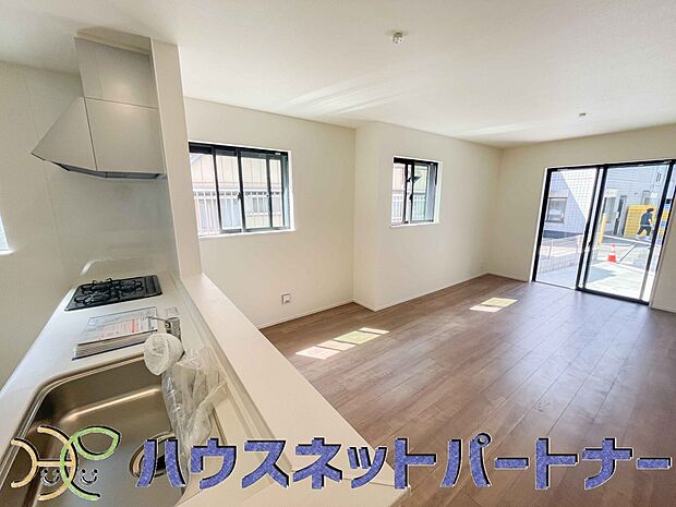 家族の様子を見ながらキッチンでお料理。一日の出来事を会話しながらの家事は嬉しいコミュニケーション。