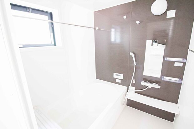 窓がある浴室は心地よいバスタイムを演出してくれます。早起きした日は朝風呂で一日の始まりです。