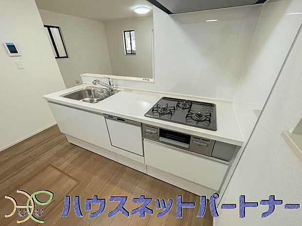 三口コンロで料理の幅を拡げてくれる使いやすいシステムキッチンを採用。洗い場も大きいので野菜や食器を洗ったりする際にも捗り、奥様の強い味方となってくれるはずです。