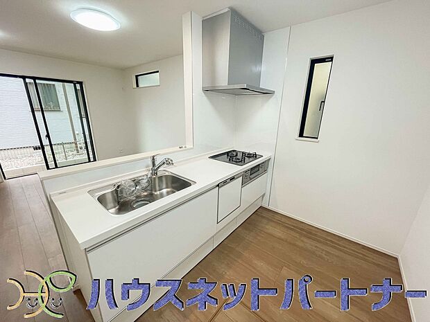 ビルトイン食器洗乾燥機完備。家事のお手伝いをしてくれる奥様の味方です。食器を洗っている間にお掃除など、様々なシーンで家事の時短に役立つ食洗機。省スペースのビルトインタイプを採用致しました。