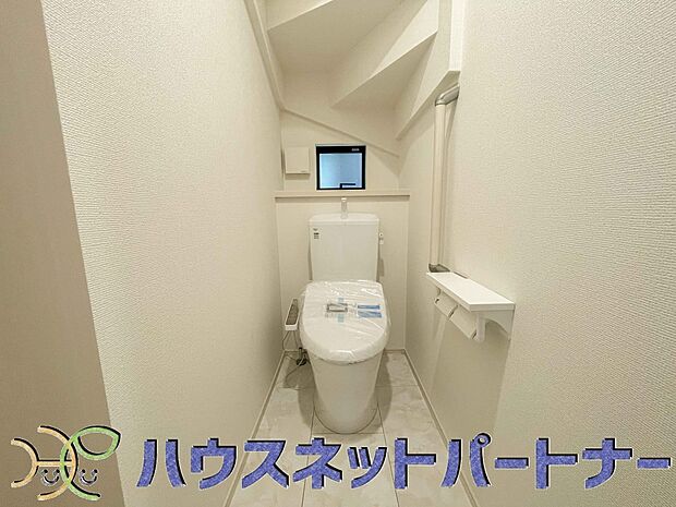 小窓を設置する事により明るく、通気性の良いトイレとなっております。中はゆとりのある大きさを確保しておりますので、ゆったりとお使い頂けます。