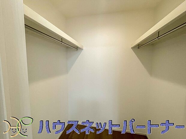 ウォークインクローゼットのメリットは、衣類の他、バッグやアクセサリーなど、身につけるものを一部屋に集めて管理できること。必要なときに見つけやすいです。