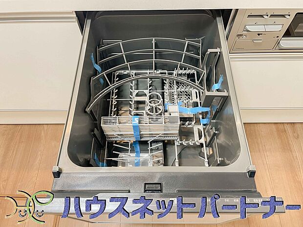 食器洗いのわずらわしさから開放してくれる嬉しい設備。後片付けの手間を減らし奥様の時間を有効活用できます。お湯と洗剤を使う機会が少なくなるため、手荒れ防止にも。