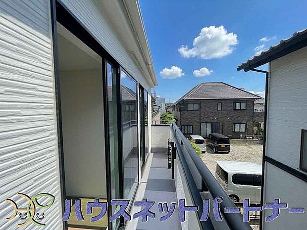 バルコニーから差し込む陽光・通風は、住環境・快適性と共に有り続ける貴重な「財産」です。この新築戸建に住まう事で手に入れるものは、きっと日常にとっても貴重な存在となるはずです。