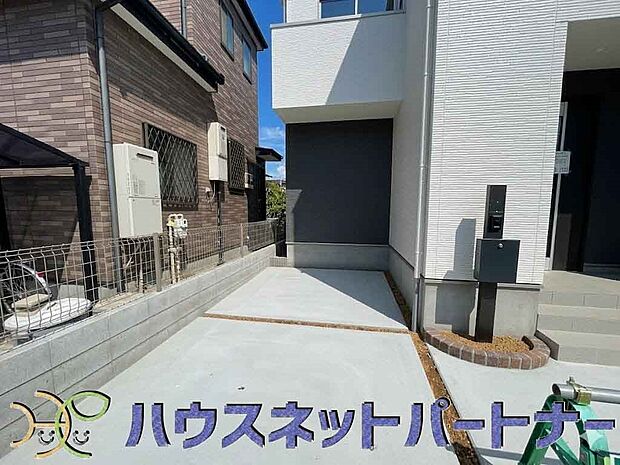 戸建ての購入を検討することになったきっかけに「駐車場を持てること」を挙げる方が多くいらっしゃいます。駐車場代金を支払続ける必要がないことは、駐車場付き戸建を持つ最大のメリットです。