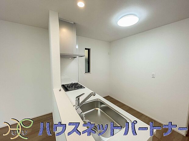キッチン吊戸棚を無くす事によって、コミュニケーションを重視した設計に致しました。区画によって変わる一体感を、実際にご覧になって頂けましたらと思います。