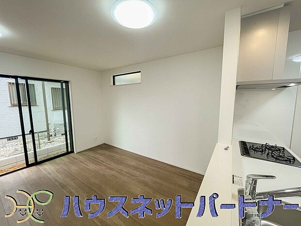 キッチン吊戸棚を無くす事によって、コミュニケーションを重視した設計に致しました。区画によって変わる一体感を、実際にご覧になって頂けましたらと思います。