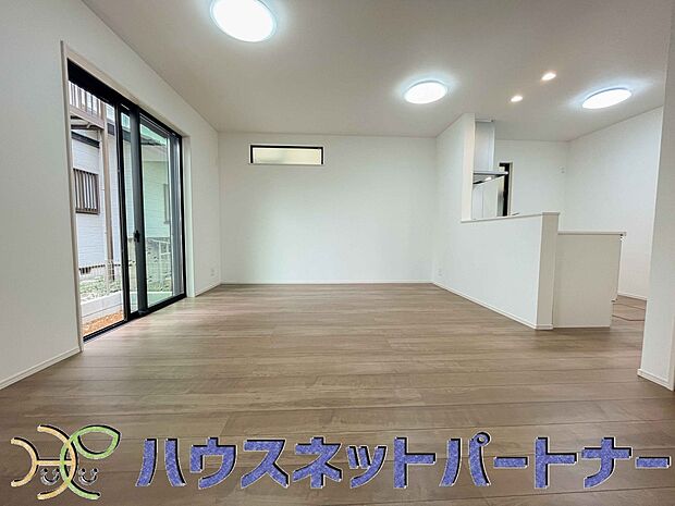 リビングは、食事スペースと寛げる場所設けてもまだ余裕の広さ。明るい光が照らしてくれます。