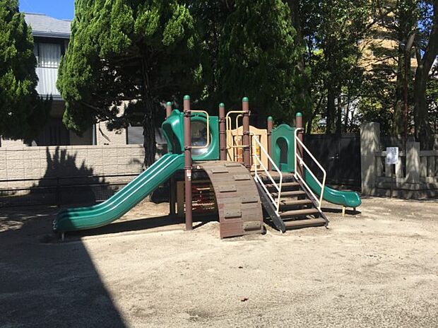 周辺環境-公園(550m)川口神社公園(桜の季節にはお花見。夏にはお子様は川の流れで水遊びもできます。)