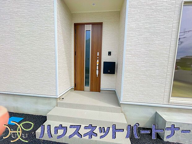 玄関の扉を開けるとそこは家族の待つお家。笑い声が聞こえてきそう。