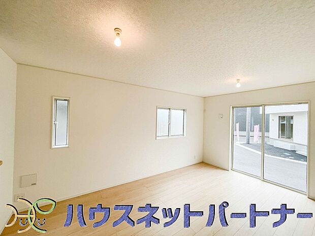 太陽の光が照らす明るいリビングは、開放感があり通風・採光に優れ、心地よい光と風が舞い込んできます。心休まるリビングは何よりも快適な時間を過ごせます。