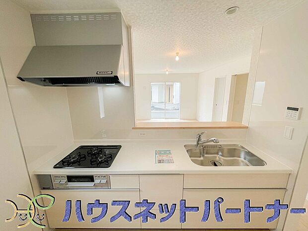 三口コンロで料理の幅を拡げてくれる使いやすいシステムキッチンを採用。洗い場も大きいので野菜や食器を洗ったりする際にも捗り、奥様の強い味方となってくれるはずです。