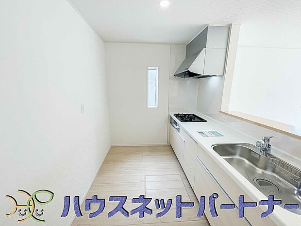 カウンターキッチンは広くて収納力もあるので、快適に料理をすることができます。食器や炊事用具を手の届くところに配置しやすいため調理もスピーディーです。