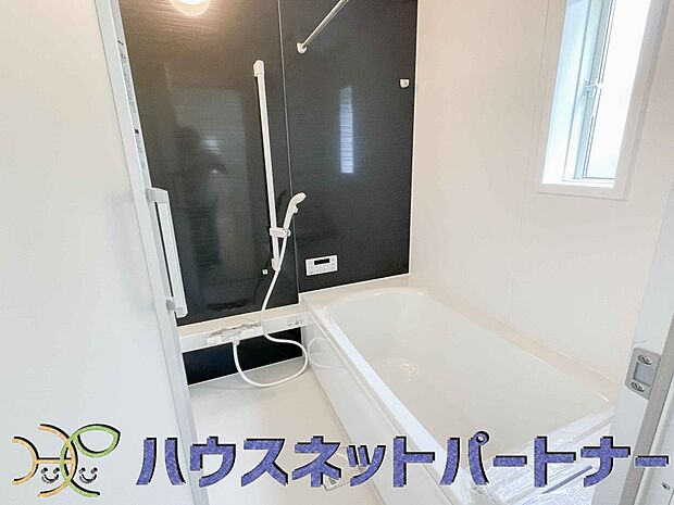 明るい作りの浴室は心も体もリフレッシュさせてくれます。窓もあるので湿気を外へ逃がすことも出来ます。