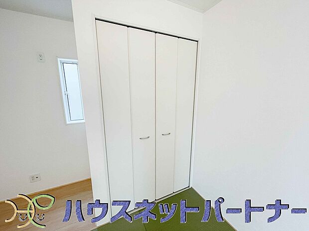 壁面クローゼットのメリットは、衣類が横一列に並ぶためひと目で洋服が選びやすいこと。衣類をたくさんお持ちの方も、限られたスペース内に無理なく収納することができます。