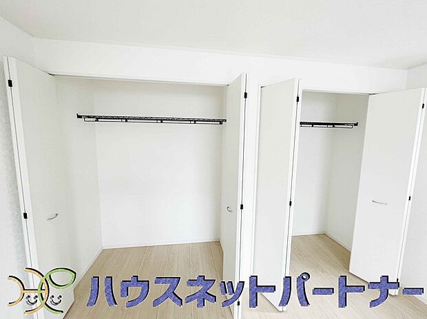 多くの人がお困りの住まいの収納。壁面クローゼットがあればタンスを置く必要がなく、出っ張りのないスッキリ空間を維持できます。限られたスペースを有効に活用できそう。