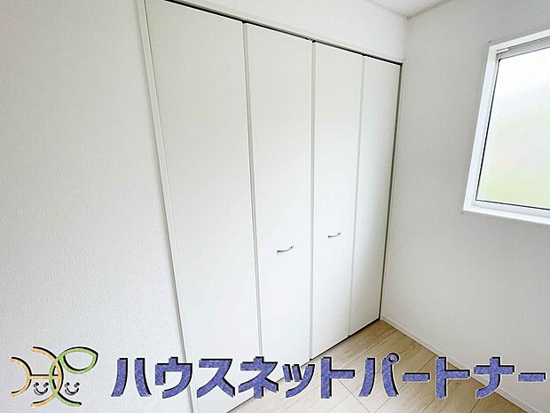 各部屋に収納があり季節ごとの衣替えも簡単にできますね。片付け上手になれそう。