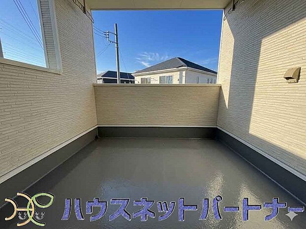 インナーバルコニーの一番のメリットは、雨が降っても使えるという事です。通常、インナーバルコニーは、上の屋根が掛かっていますので雨に濡れることがほとんどありません。