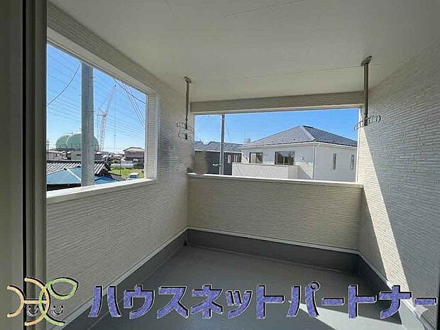 青い空が近くに感じるバルコニーは、爽やかな風をお部屋へ運んでくれます。