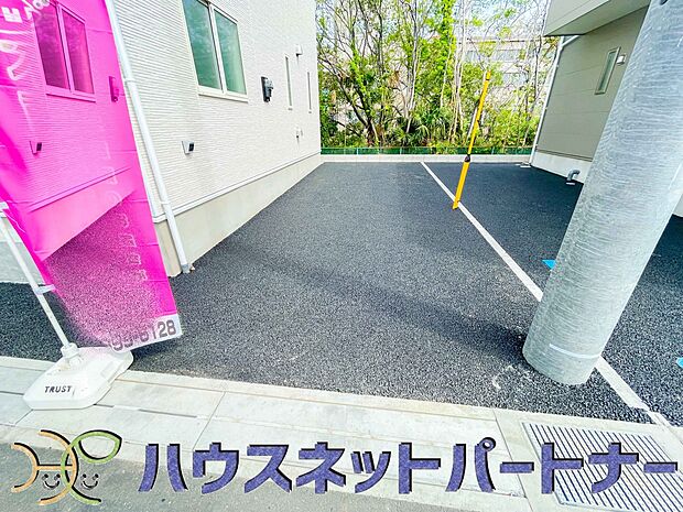戸建ての購入を検討することになったきっかけに「駐車場を持てること」を挙げる方が多くいらっしゃいます。駐車場代金を支払続ける必要がないことは、駐車場付き戸建を持つ最大のメリットです。