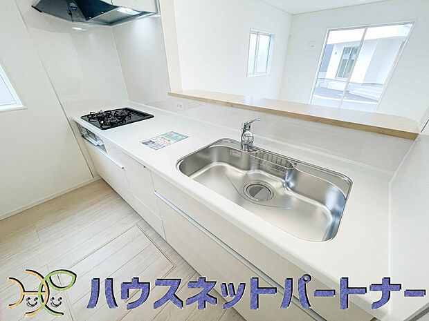 家族の様子を見ながらキッチンでお料理。一日の出来事を会話しながらの家事は嬉しいコミュニケーション。