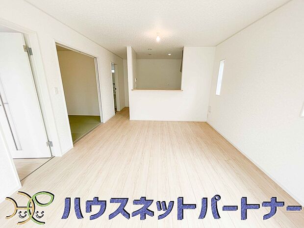 リビングは、食事スペースと寛げる場所設けてもまだ余裕の広さ。明るい光が照らしてくれます。