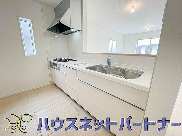 明るい自然光が入る作業スペースを多くとったキッチン採用。夫婦揃ってキッチンに立っても調理がしやすく、家事をしながら会話も弾みます。食器類もすっきりと片付く収納力。
