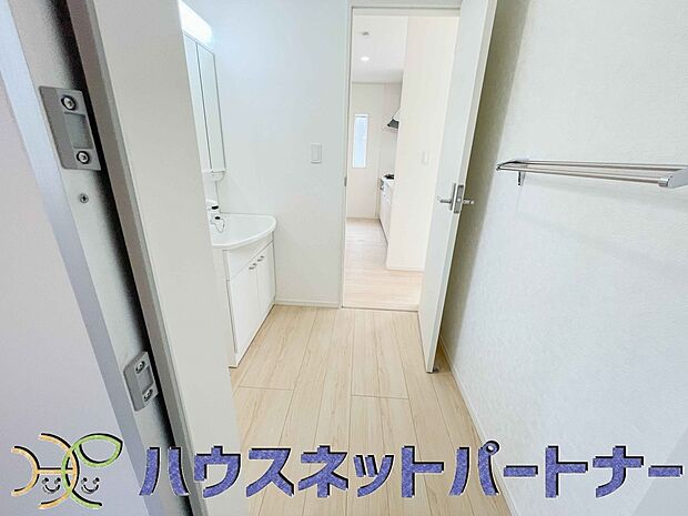 毎日使う洗濯機。しっかりと奥行きのある置き場が確保されています。