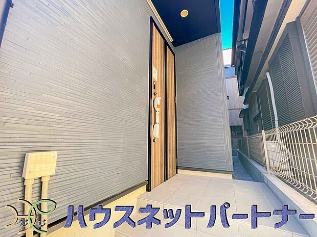 玄関の扉を開けるとそこは家族の待つお家。笑い声が聞こえてきそう。