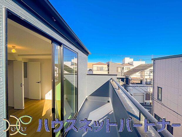 青い空が近くに感じるバルコニーは、爽やかな風をお部屋へ運んでくれます。