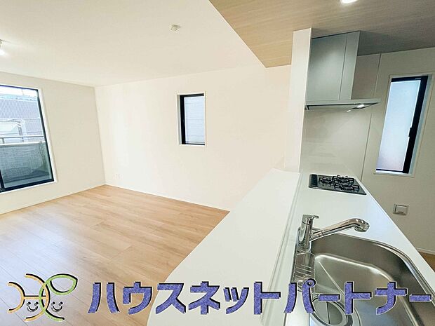 キッチン吊戸棚を無くす事によって、コミュニケーションを重視した設計に致しました。区画によって変わる一体感を、実際にご覧になって頂けましたらと思います。 