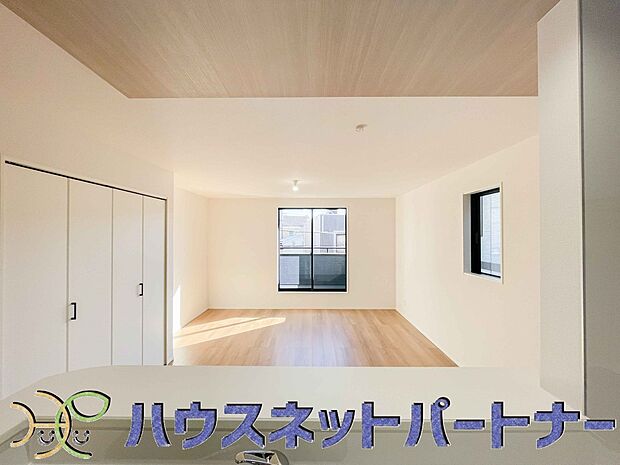 カウンターキッチンなら、リビングで遊ぶ子供の様子を見ながら料理ができるので安心です。
