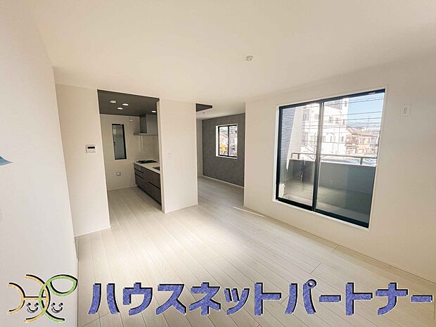 整然とした空間演出、快適な理想の暮らしの実現は家のみの拘りではなく、そこで暮らす方々にとって素敵な環境であることも挙げられると思います。四季折々の変化が奏でる鼓動を楽しんで下さい。
