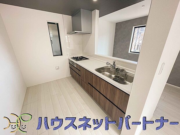 家族の様子を見ながらキッチンでお料理。一日の出来事を会話しながらの家事は嬉しいコミュニケーション。