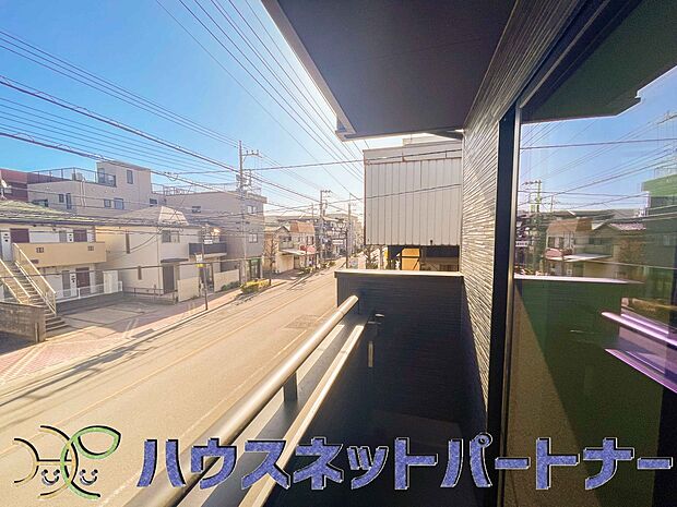 青い空が近くに感じるバルコニーは、爽やかな風をお部屋へ運んでくれます。