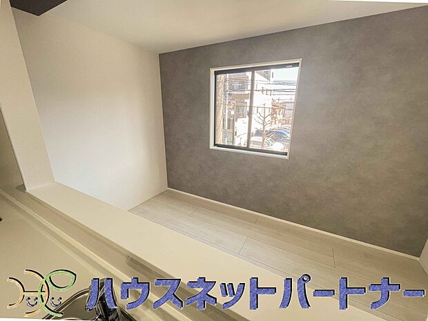 リビングは、食事スペースと寛げる場所設けてもまだ余裕の広さ。明るい光が照らしてくれます。